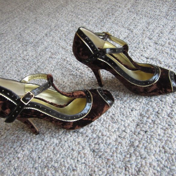 Martinez Valero Velvet Peep Toe Mary Jane Heels - Picture 13 of 14